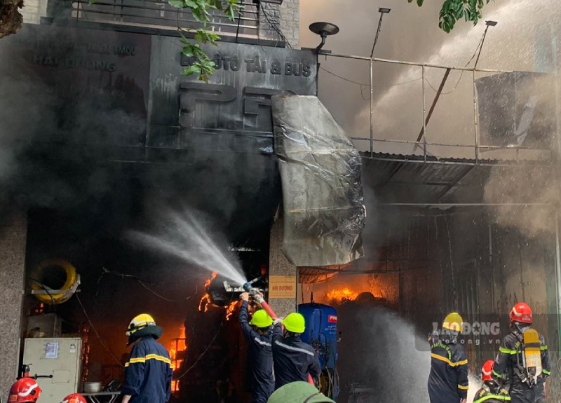 Cháy dữ dội tại cơ sở sửa chữa lốp ôtô ở Hà Nội, lan sang 2 căn nhà liền kề
