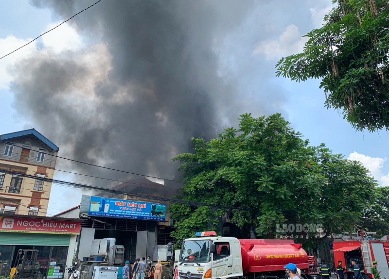 Cháy dữ dội tại cơ sở sửa chữa lốp ôtô ở Hà Nội, lan sang 2 căn nhà liền kề