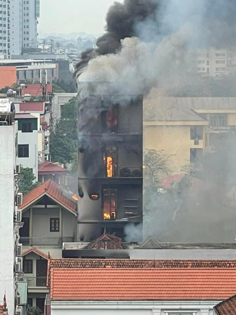 Hà Nội: Cháy lớn cơ sở kinh doanh, lửa lan sang 4 ngôi nhà