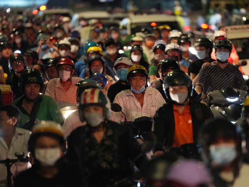 Cháy lớn nhiều căn nhà dọc mé kênh Tàu Hủ ở TPHCM