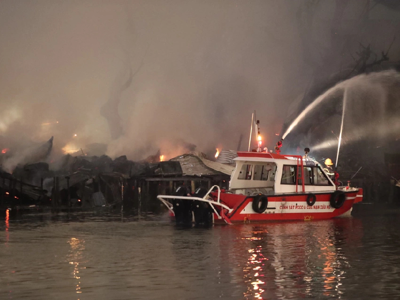 Cháy lớn nhiều căn nhà dọc mé kênh Tàu Hủ ở TPHCM