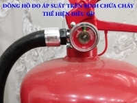 Đồng hồ đo áp suất trên bình chữa cháy thể hiện điều gì?